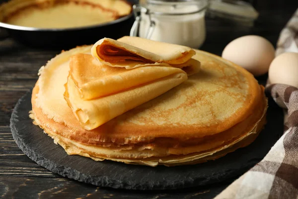 Konzept Des Leckeren Frühstücks Mit Dünnen Pfannkuchen Auf Holztisch — Stockfoto