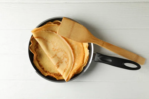 Pan Dengan Pancake Tipis Lezat Dan Spatula Atas Meja Kayu — Stok Foto