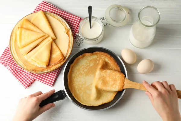 Konsep Memasak Sarapan Dengan Pancake Tipis Atas Meja Kayu Putih — Stok Foto