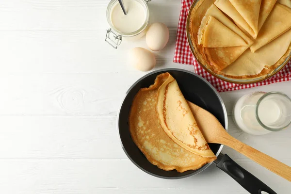 Konzept Des Leckeren Frühstücks Mit Dünnen Pfannkuchen Auf Weißem Holztisch — Stockfoto