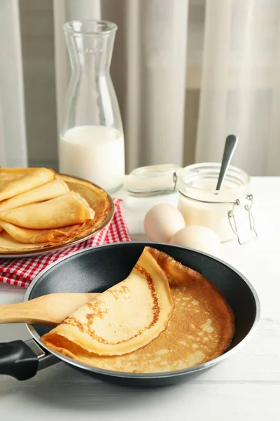 Konzept Des Leckeren Frühstücks Mit Dünnen Pfannkuchen Auf Weißem Holztisch — Stockfoto