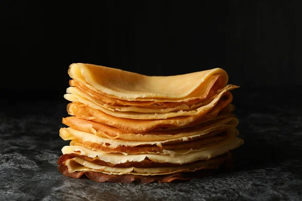 Pancake Tipis Lezat Pada Latar Belakang Asap Hitam — Stok Foto