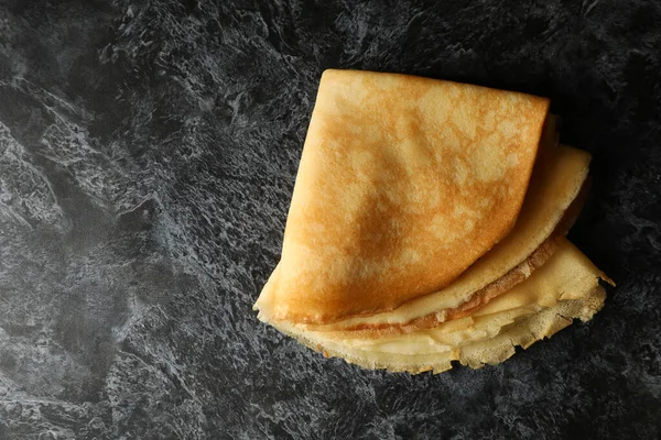 Köstliche Dünne Pfannkuchen Auf Schwarzem Rauch Hintergrund — Stockfoto