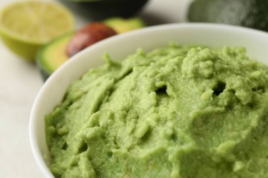 Bir kase guacamole, avokado ve limon, yaklaşın.