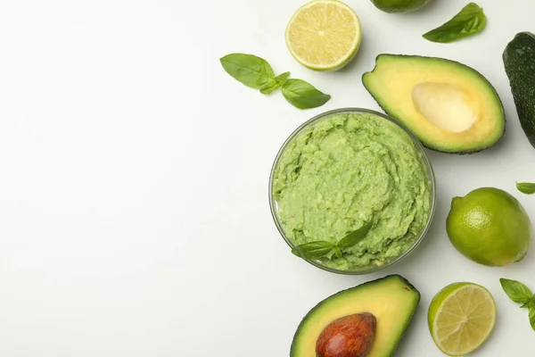 Schaal Van Guacamole Avocado Limoen Basilicum Witte Achtergrond Ruimte Voor — Stockfoto