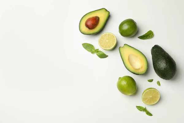 Avocado Limoen Basilicum Witte Achtergrond Ruimte Voor Tekst — Stockfoto