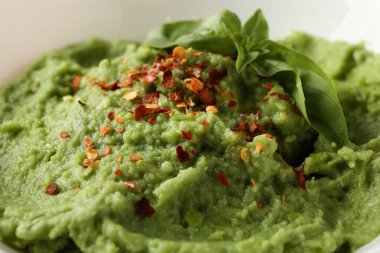 Baharatlı ve fesleğenli taze guacamole.