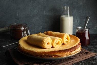 Siyah dumanlı masada krepli kahvaltı kavramı