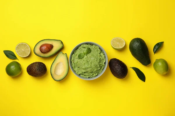 Bowl Guacamole Avocado Lime Yellow Background Space Text — Stock Photo, Image