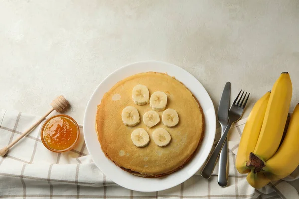 Konsep Sarapan Dengan Sepiring Pancake Tipis Dengan Pisang Dan Selai — Stok Foto