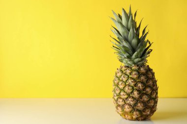 Sarı arkaplana karşı lezzetli olgun ananas, metin için boşluk
