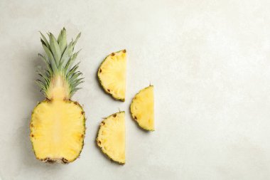 Beyaz desenli arka planda ananas ve dilimler ile düz yatıyordu