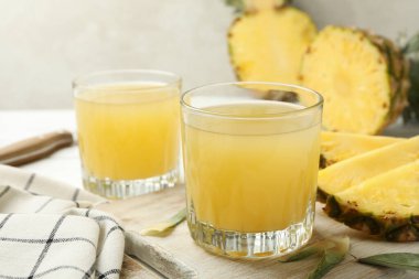 Ananaslı tahta ve meyve suyu bardaklı