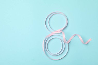 Mavi arkaplanda sekiz adet kurdele, metin için boşluk