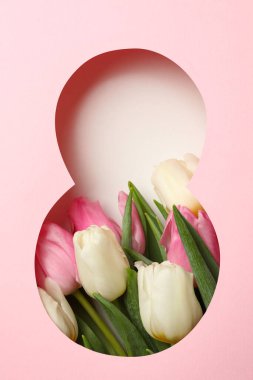 Kağıt kesiği Pembe arkaplandan yapılmış 8 ve beyaz zemin üzerinde laleler