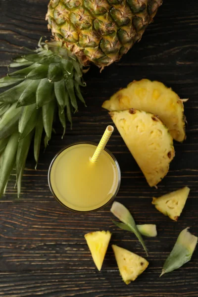木制底座上的成熟菠萝和果汁 — 图库照片