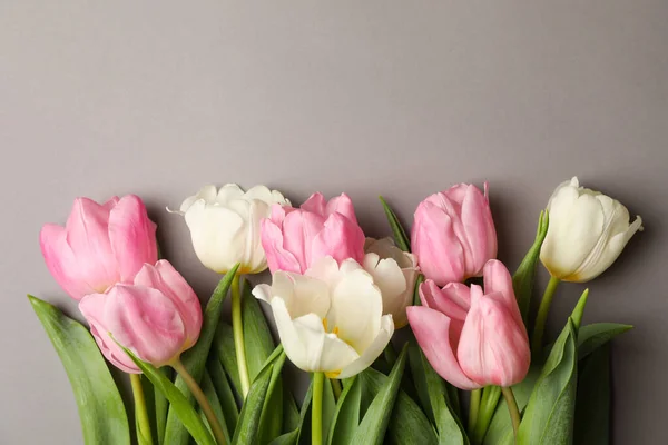 Hermosos Tulipanes Sobre Fondo Gris Espacio Para Texto — Foto de Stock