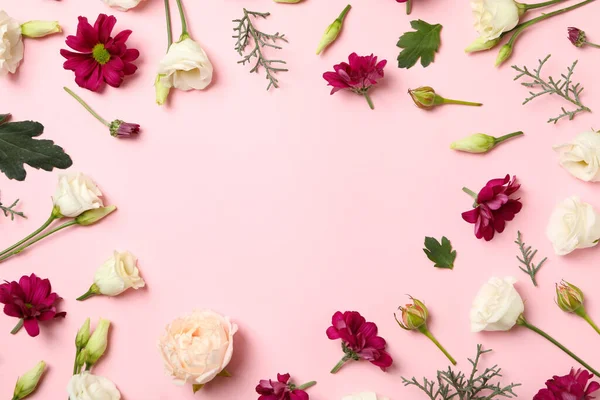 Diferentes Flores Hojas Sobre Fondo Rosa Espacio Para Texto — Foto de Stock