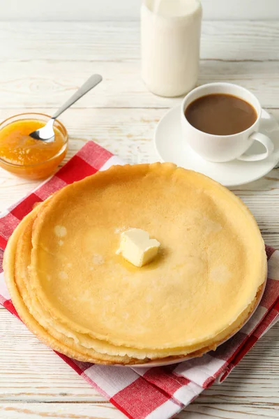 Konsep Sarapan Lezat Dengan Pancake Tipis Meja Kayu Putih — Stok Foto