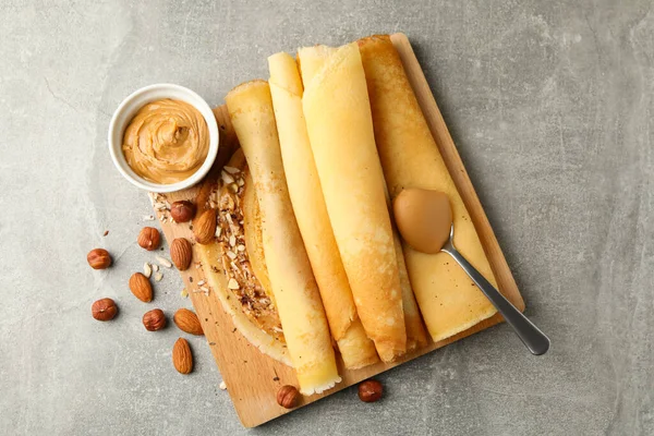 Concepto Delicioso Desayuno Con Crepes Con Mantequilla Maní Nueces Mesa — Foto de Stock