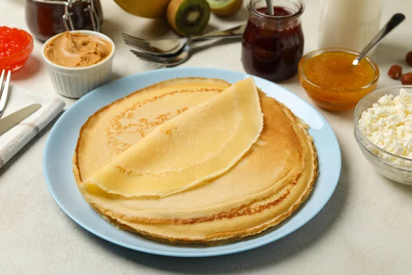 Concepto Cocinar Desayuno Con Panqueques Finos Ingredientes Sobre Fondo Texturizado — Foto de Stock