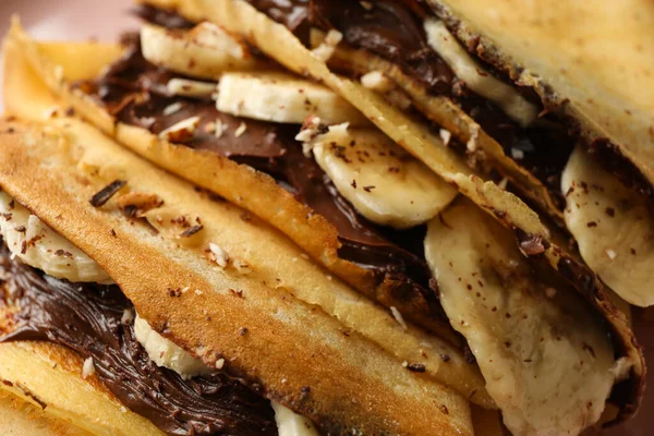 Вкусные Блины Шоколадной Пастой Бананом Орехами Закрыть — стоковое фото