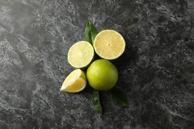 Siyah dumanlı arka planda yaprakları olan olgun kireç