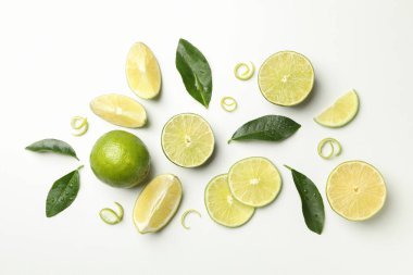 Beyaz arka planda olgunlaşmış kireçle yatıyordu