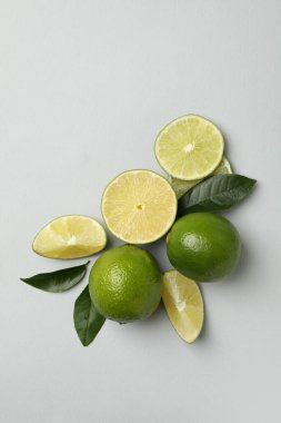 Açık gri arkaplanda yaprakları olan olgun kireç