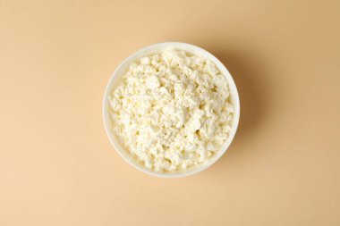 Bej arka planda taze süzme peynirli kase