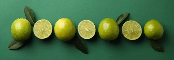 Rijp Limoen Groene Achtergrond Bovenaanzicht — Stockfoto
