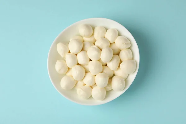 Skål Med Färsk Mozzarella Ost Blå Bakgrund — Stockfoto