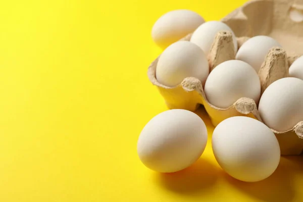 Яєчна Коробка Свіжими Яйцями Жовтому Фоні — стокове фото
