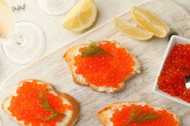 Lezzetli ve kırmızı havyarlı sandviç yeme kavramı.