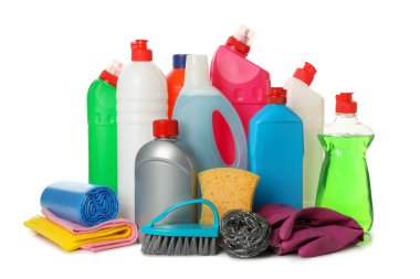 Beyaz arkaplanda izole edilmiş temizlik araçları grubu