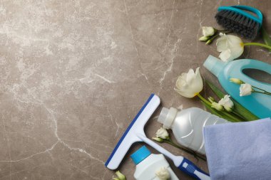 Gri arkaplanda farklı temizlik araçları, metin için boşluk