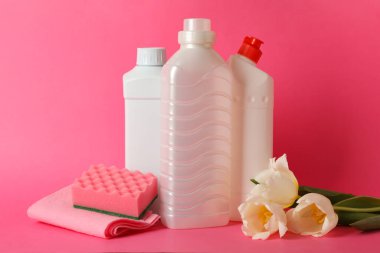 Pembe arka planda temizlik araçları ve laleler