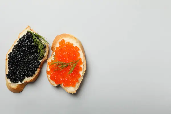 Sanduíches Com Caviar Vermelho Preto Sobre Fundo Cinza Espaço Para — Fotografia de Stock