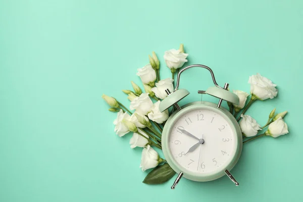 Reloj Despertador Rosas Blancas Sobre Fondo Menta — Foto de Stock