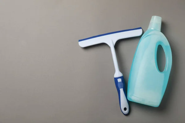 Exfoliante Limpieza Con Detergente Ventana Sobre Fondo Gris —  Fotos de Stock