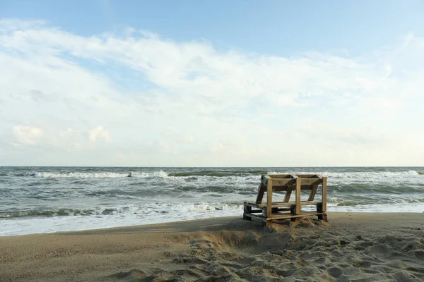 Banco Madera Playa Arena Espacio Para Texto — Foto de Stock