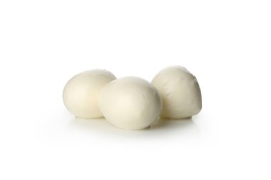 Beyaz arka planda izole edilmiş lezzetli mozzarella peyniri.