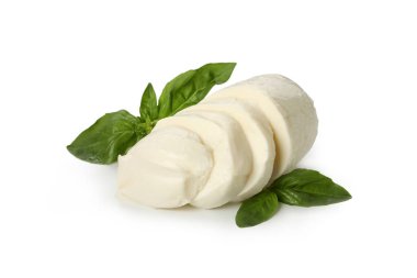 Beyaz arkaplanda yalıtılmış Mozzarella peyniri ve fesleğen