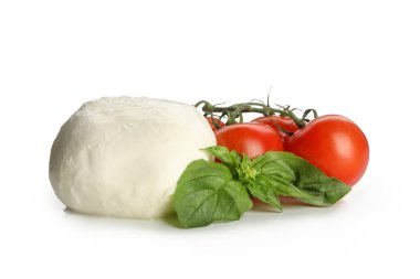 Beyaz arkaplanda Mozzarella peyniri, domates ve fesleğen izole edilmiş.