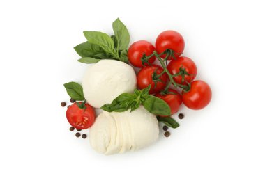 Beyaz arkaplanda Mozzarella peyniri, biber, domates ve fesleğen izole edilmiş.
