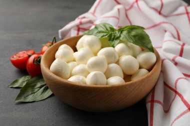 İçinde mozzarella ve fesleğen, domates ve havlu olan koyu dokulu arka plan, kapat.
