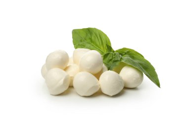 Beyaz arkaplanda yalıtılmış Mozzarella peyniri ve fesleğen
