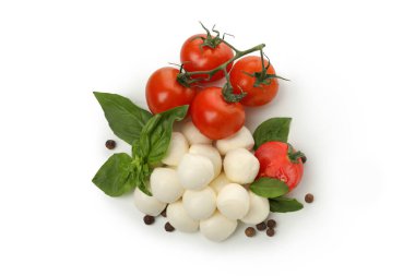 Beyaz arkaplanda Mozzarella peyniri, biber, domates ve fesleğen izole edilmiş.