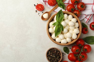 Beyaz desenli arka planda bir kase mozzarella peyniri ile lezzetli yemek kavramı