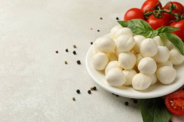 Beyaz desenli arka planda mozzarella ve fesleğen, domates ve biber tabağı, metin için boşluk